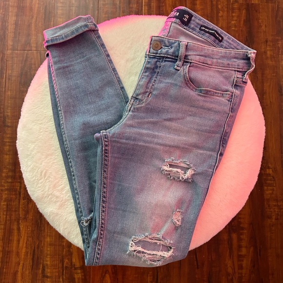 HOLLISTER Lightwash Ripped Jean - Picture 2 of 4